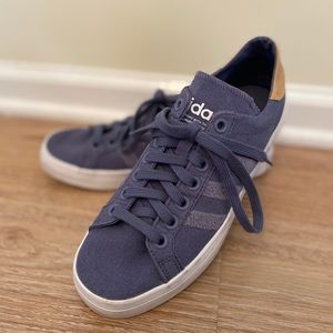 Women's Adidas Casual Sneakers Size 7.5